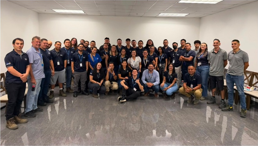 Nohelia junto al equipo del área de transportes